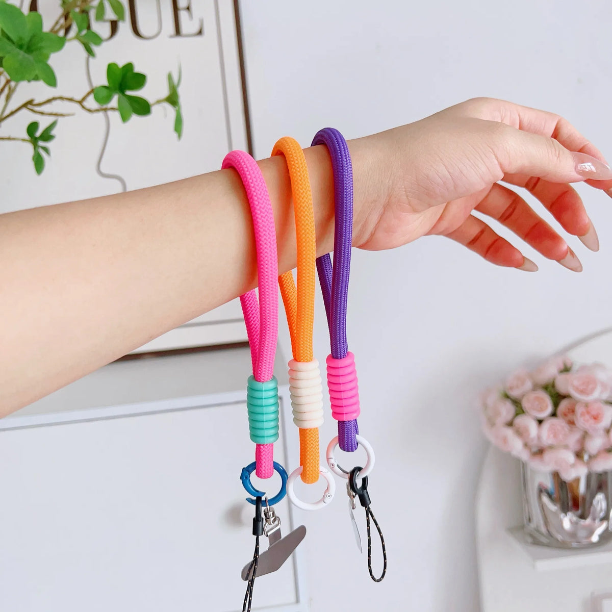 Simple Silicone Mobile Phone Lanyard, Wrist Short Rope, Hardware Rotating Hanging Piece, Multi-Functional Universal Wristband